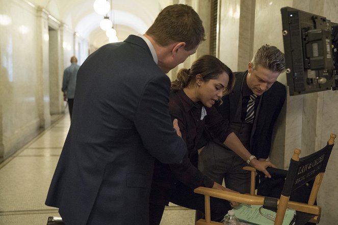 Law & Order: Special Victims Unit - Season 20 - Hell's Kitchen - Photos - Monica Raymund, Peter Scanavino