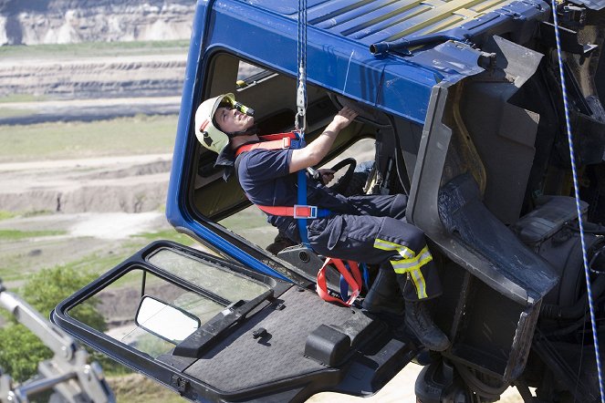 112 - Sie retten dein Leben - Ein LKW hängt über einem Abgrund - Filmfotos - Matthias Rödder