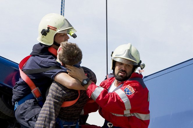112 - Sie retten dein Leben - Ein LKW hängt über einem Abgrund - Filmfotos - Matthias Rödder, Philip Köstring