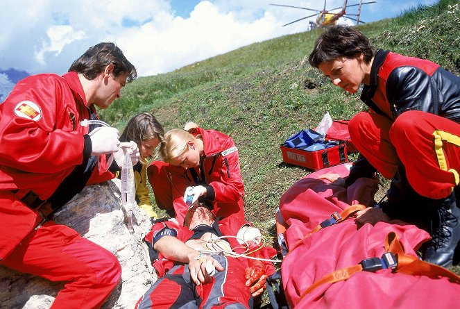 Medicopter 117 - Jedes Leben zählt - Liebe oder Tod - Photos - Tom Mikulla, Caroline Vasicek, Roswitha Meyer, Sabine Petzl