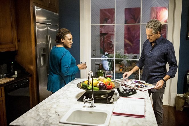 NCIS: New Orleans - End of the Line - Film - CCH Pounder, Scott Bakula
