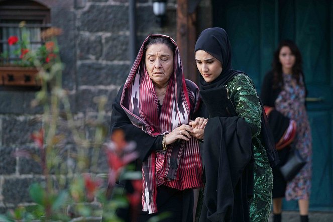 Lifeline - Episode 11 - Photos - Nurşim Demir, Duygu Üstünbaş