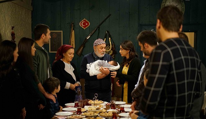 Sen Anlat Karadeniz - Season 2 - Episode 17 - De la película - Nurşim Demir, Sait Genay, Öykü Gürman
