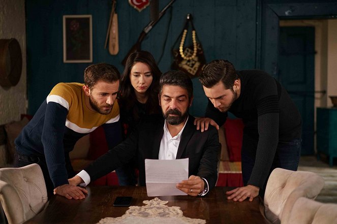Sen Anlat Karadeniz - Episode 18 - De la película - Furkan Aksoy, Öykü Gürman, Sinan Tuzcu, Cem Kenar