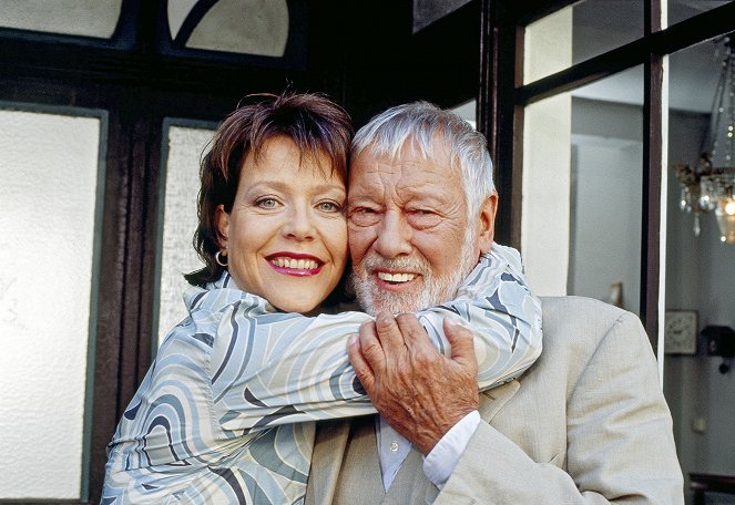 Familie Dr. Kleist - Season 2 - Das harte Herz - Werbefoto - Janina Hartwig, Dietmar Schönherr