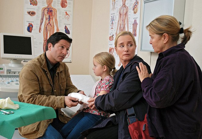 Familie Dr. Kleist - Season 4 - Neue Wege - Filmfotos - Francis Fulton-Smith, Paula Hartmann, Nadja Engel, Petra Kelling