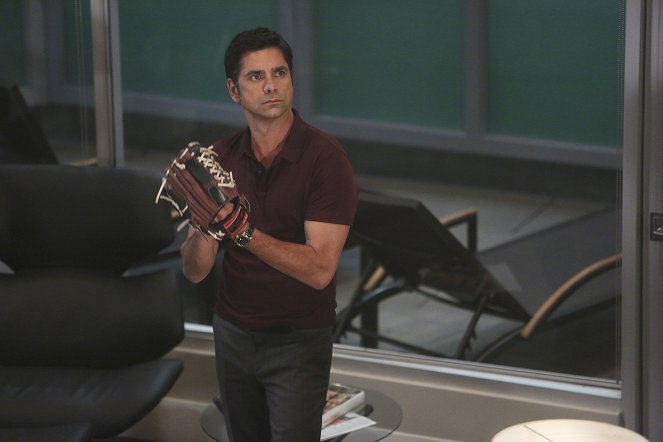 Grandfathered - Guys' Night - Do filme - John Stamos