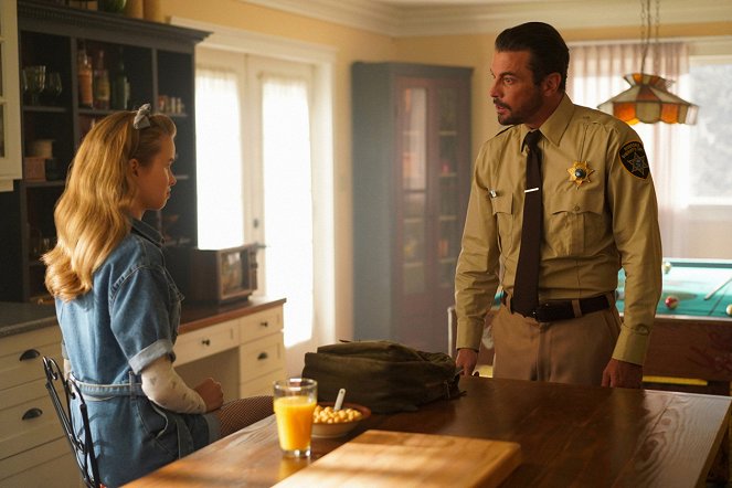 Riverdale - Chapter Fifty-Nine: Fast Times at Riverdale High - Photos - Trinity Likins, Skeet Ulrich