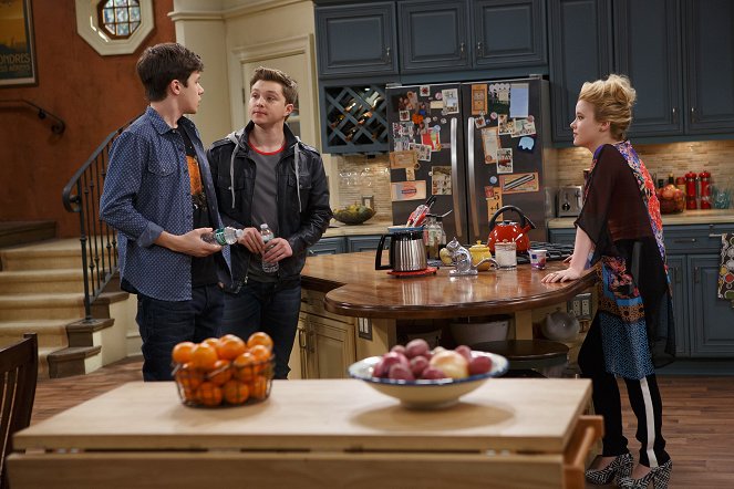 Melissa & Joey - More Than Roommates - Photos - Nick Robinson, Sterling Knight, Taylor Spreitler