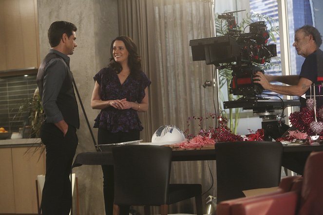 Grandfathered - The Cure - Van de set - John Stamos, Paget Brewster