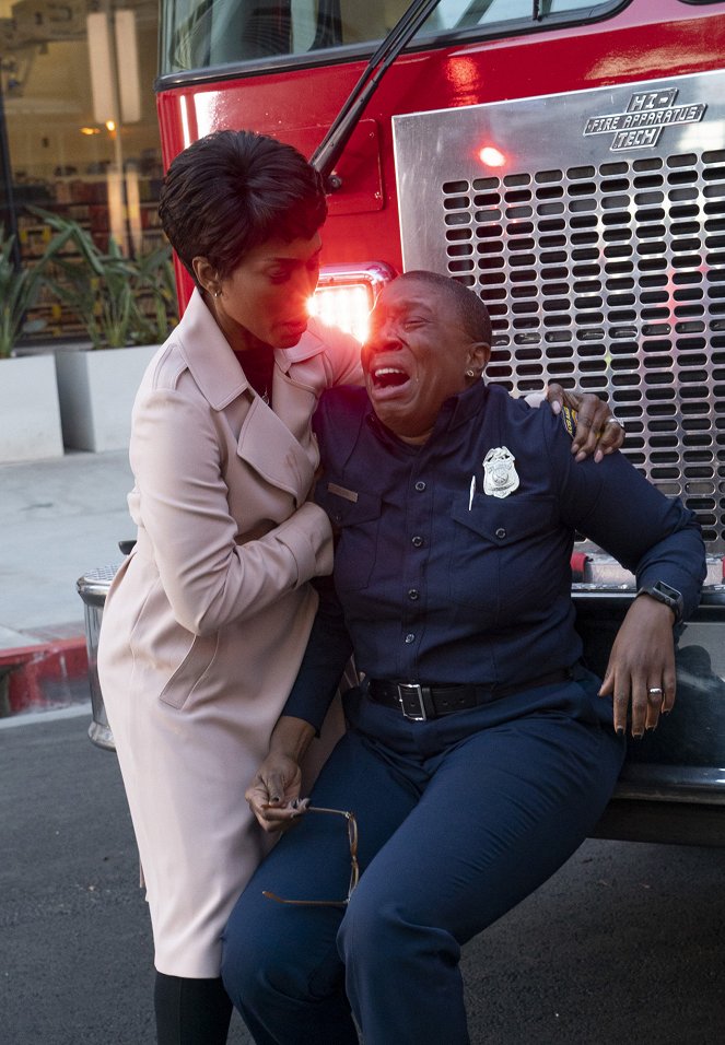 911 L.A. - Üzemzavar - Filmfotók - Angela Bassett, Aisha Hinds