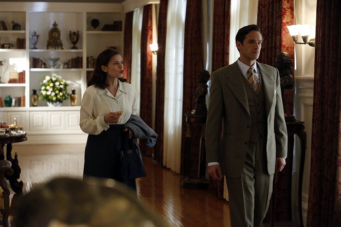 Agent Carter - Season 1 - Bridge and Tunnel - Kuvat elokuvasta - Hayley Atwell, James D'Arcy