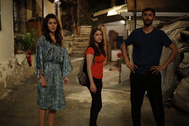 Az én kis családom - Season 1 - Episode 1 - Filmfotók - Nesrin Cavadzade, Hazal Kaya, Mehmet Korhan Fırat