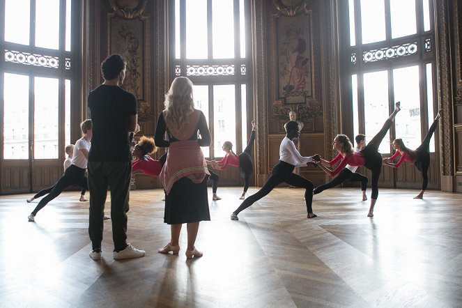 Find me in Paris - Tanz durch die Zeit - Ein Hin und Her - Filmfotos