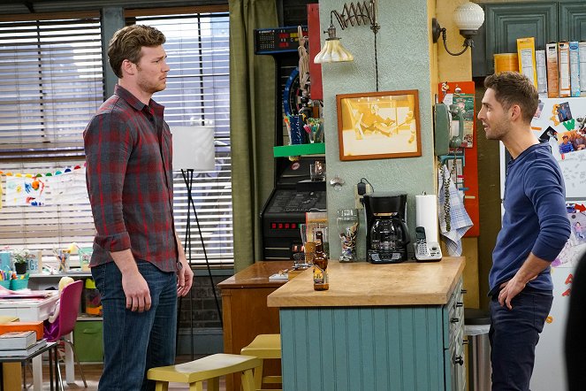 Baby Daddy - Season 6 - What's in the Box?! - Photos - Derek Theler, Jean-Luc Bilodeau