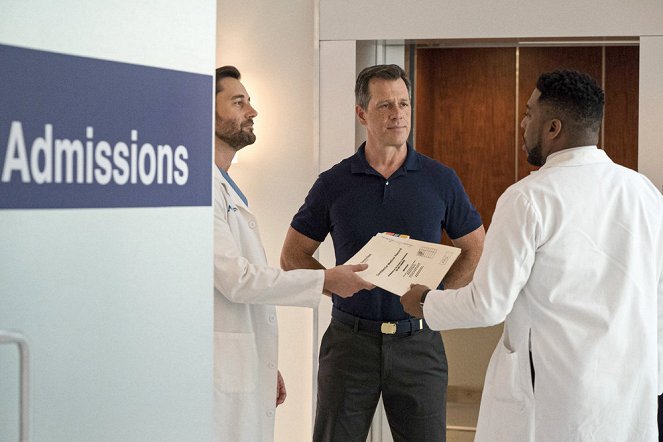 Szpital New Amsterdam - Season 2 - Zastępstwo - Z filmu - Ryan Eggold, Darren Pettie, Jocko Sims