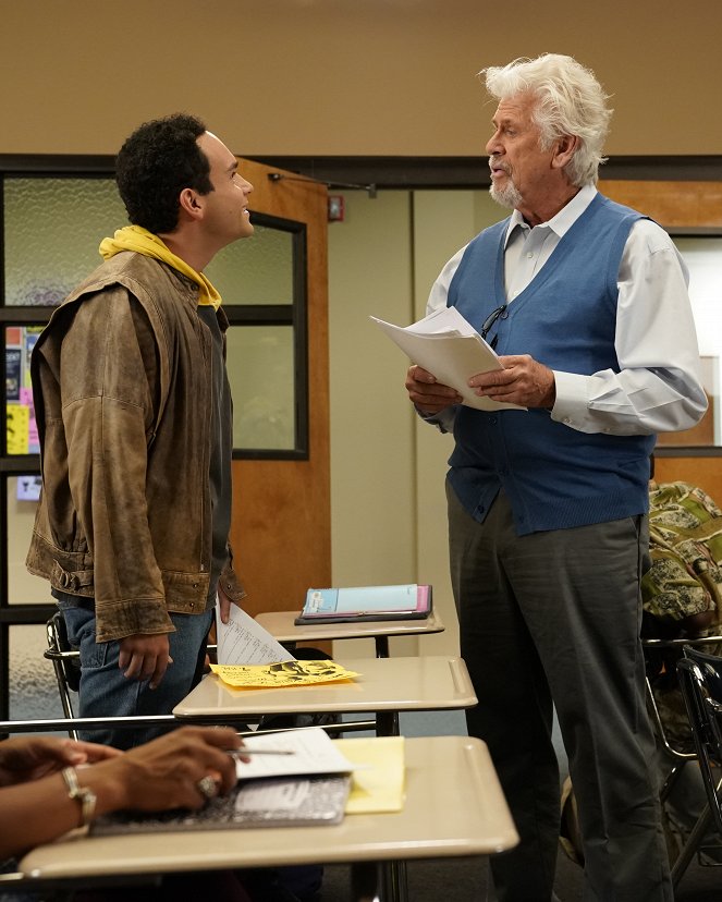 The Goldbergs - A 100% True Ghost Story - Photos - Troy Gentile, Barry Bostwick