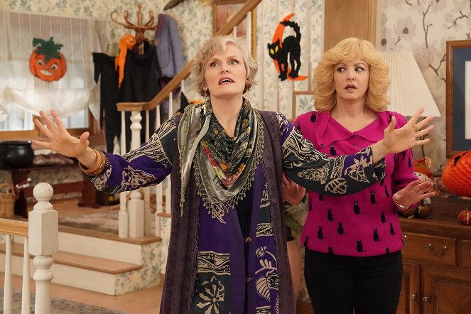 The Goldbergs - A 100% True Ghost Story - Photos - Stephnie Weir, Wendi McLendon-Covey