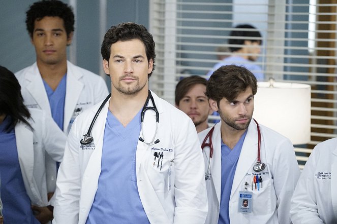 Grey's Anatomy - Season 16 - Let's All Go to the Bar - Photos - Giacomo Gianniotti, Jake Borelli