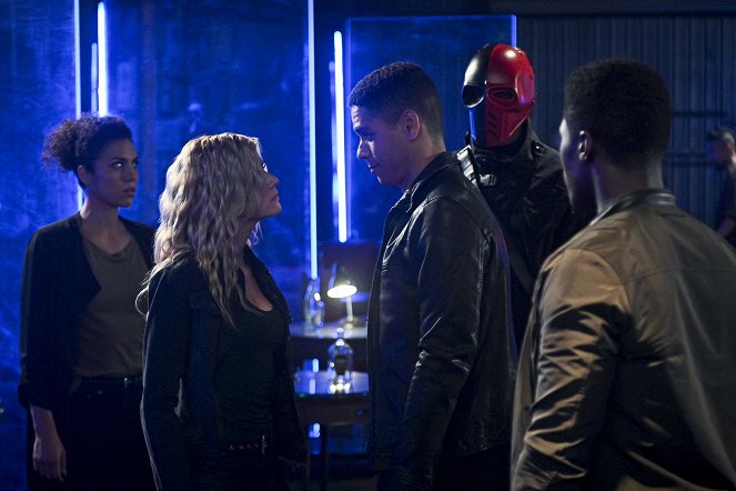 Arrow - Season 8 - Willkommen in Hongkong - Filmfotos - Andrea Sixtos, Katherine McNamara, Charlie Barnett