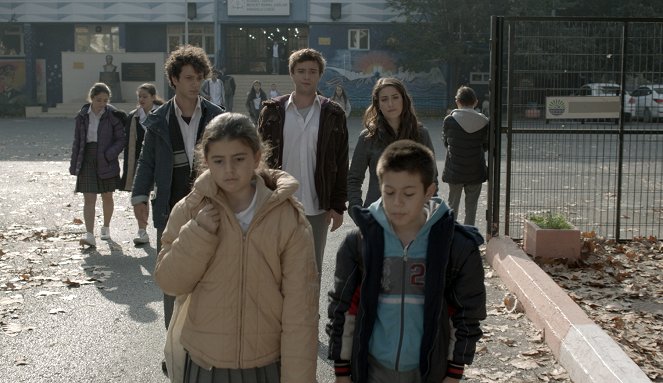Bizim Hikaye - Episode 11 - Do filme - Nejat Uygur, Zeynep Selimoğlu, Yağız Can Konyalı, Hazal Kaya, Alp Akar