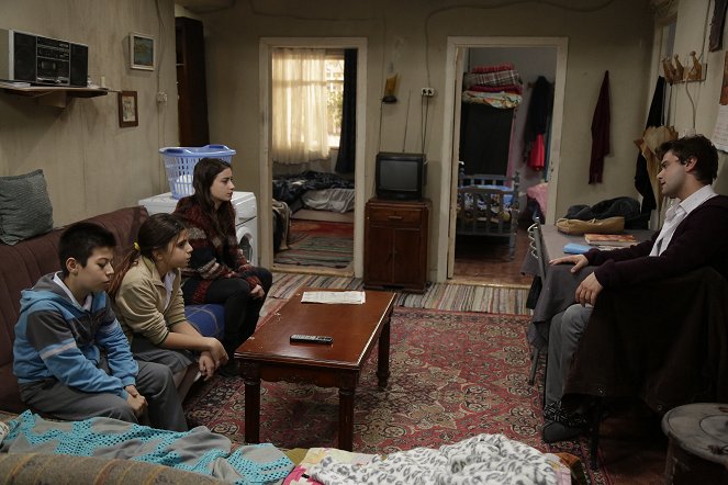 Bizim Hikaye - Episode 12 - Filmfotos - Alp Akar, Zeynep Selimoğlu, Hazal Kaya, Yağız Can Konyalı