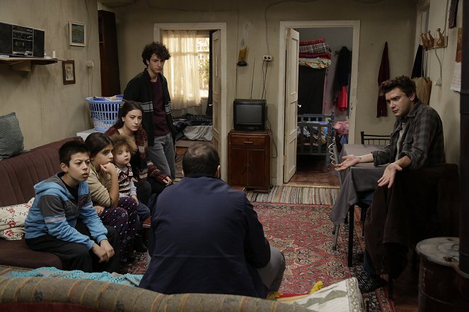 Az én kis családom - Season 1 - Episode 12 - Filmfotók - Alp Akar, Zeynep Selimoğlu, Ömer Sevgi, Hazal Kaya, Nejat Uygur, Yağız Can Konyalı