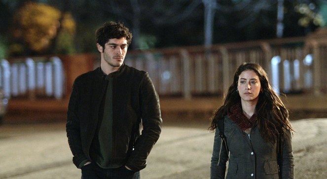 Bizim Hikaye - Episode 13 - Z filmu - Burak Deniz, Hazal Kaya