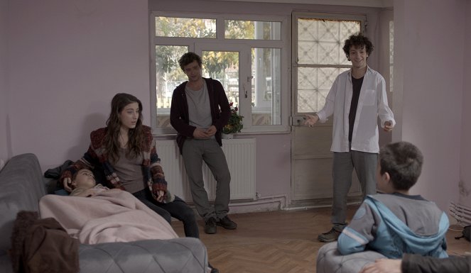 Bizim Hikaye - Episode 13 - Z filmu - Zeynep Selimoğlu, Hazal Kaya, Yağız Can Konyalı, Nejat Uygur