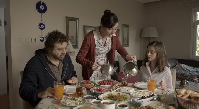 Bizim Hikaye - Episode 13 - Filmfotos - Reha Özcan, Evrim Doğan, Serra Pirinç