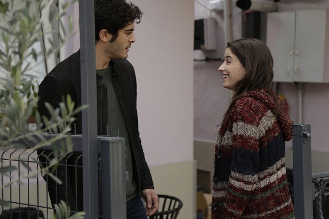 Bizim Hikaye - Episode 13 - Z filmu - Burak Deniz, Hazal Kaya