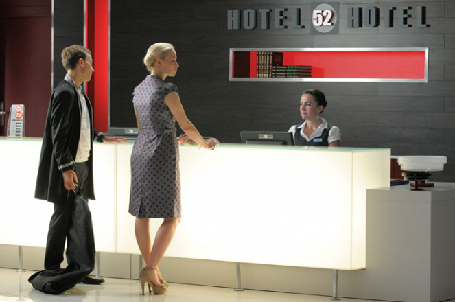 Hotel 52 - Episode 5 - Filmfotos - Weronika Ksiazkiewicz, Olga Boladz