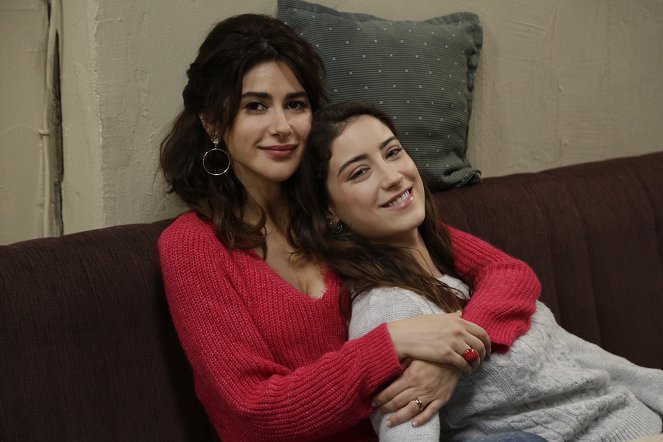 Bizim Hikaye - Episode 16 - Tournage - Nesrin Cavadzade, Hazal Kaya