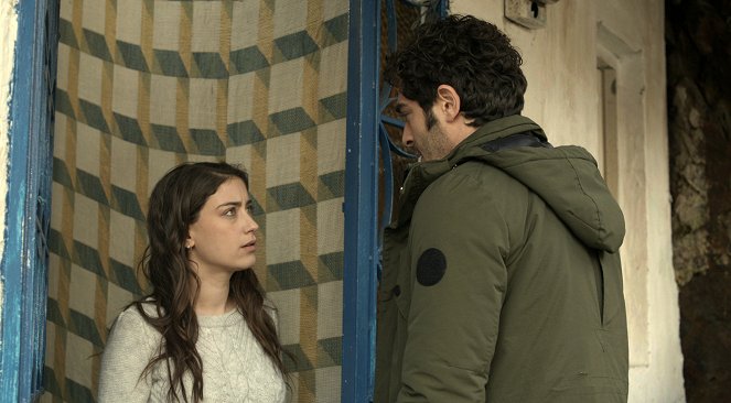 Bizim Hikaye - Episode 16 - De la película - Hazal Kaya, Burak Deniz