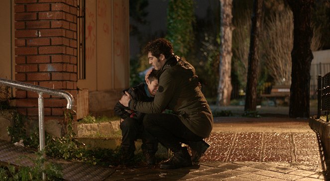 Bizim Hikaye - Episode 16 - Filmfotos - Alp Akar, Burak Deniz