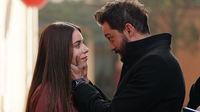 Kimse Bilmez - Episode 21 - Kuvat elokuvasta - Zeynep Elçin, Burak Serdar Şanal