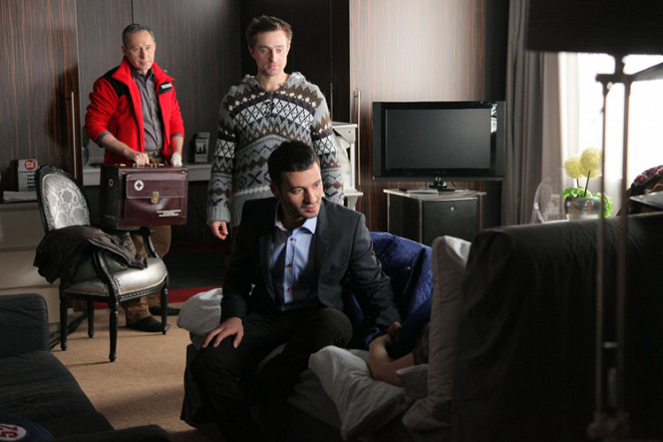 Hotel 52 - Season 3 - Episode 1 - Filmfotos - Sławomir Głazek, Paweł Kowalczyk, Stefano Terrazzino