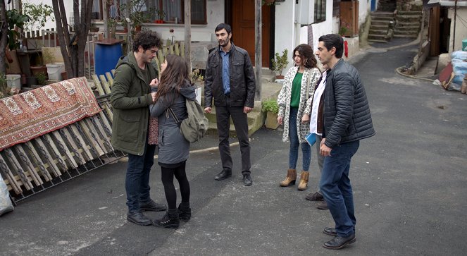 Bizim Hikaye - Season 1 - Episode 17 - Z filmu - Burak Deniz, Mehmet Korhan Fırat, Nesrin Cavadzade, Mehmetcan Mincinozlu