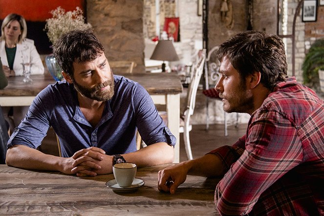 Sevgili Geçmiş - Episode 5 - Photos - Seçkin Özdemir, Burak Çelik