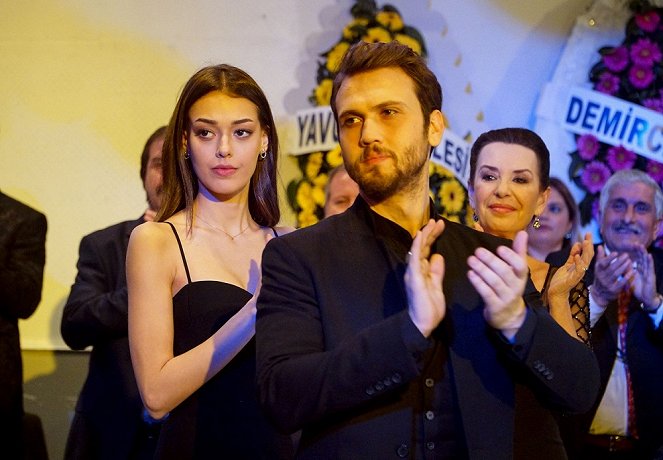 Çukur - Düğün - De la película - Dilan Çiçek Deniz, Aras Bulut Iynemli, Perihan Savaş