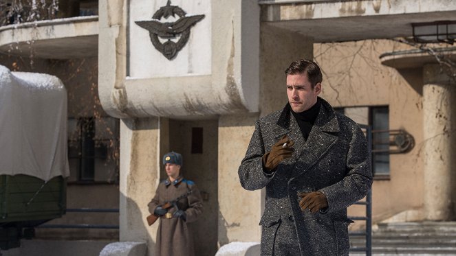 Despite the Falling Snow - Filmfotók - Oliver Jackson-Cohen