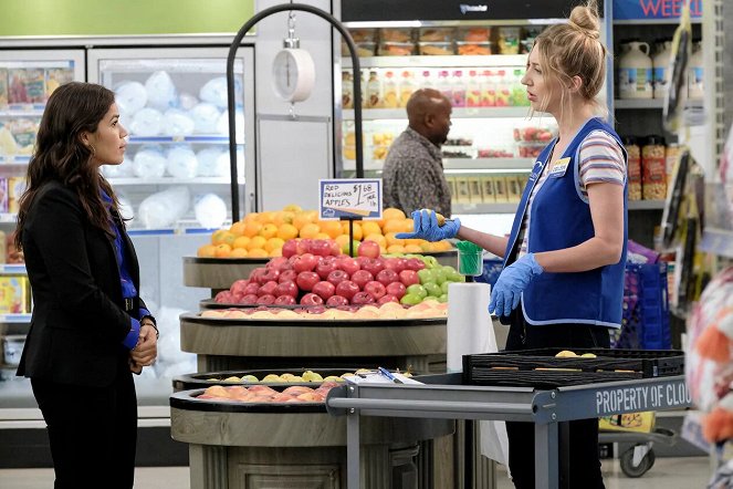 Supermarket - Season 5 - Wymuszone zatrudnienie - Z filmu - America Ferrera, Heidi Gardner