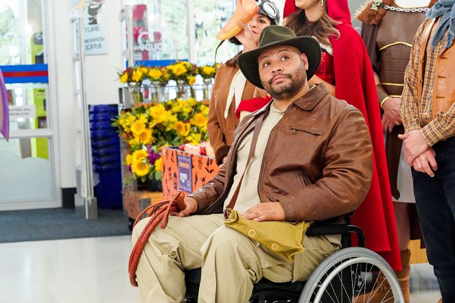 Superstore - Trick-or-Treat - Van film - Colton Dunn