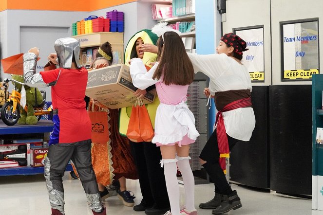 Superstore - Season 5 - Trick-or-Treat - Photos