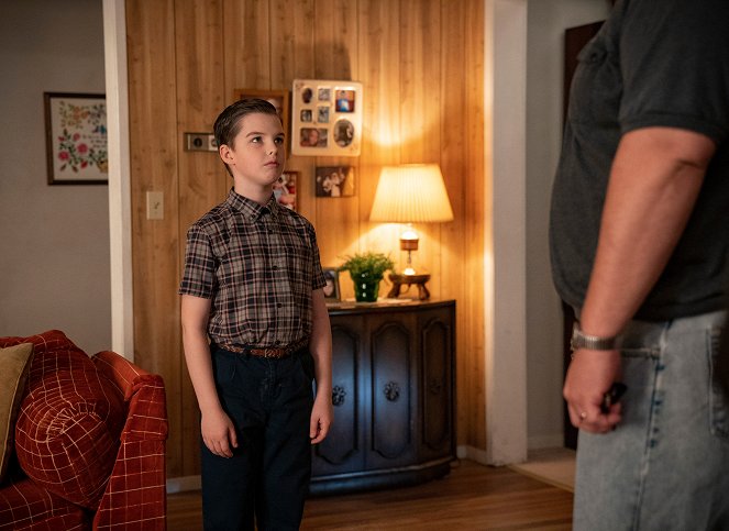 Young Sheldon - The Sin of Greed and a Chimichanga from Chi-Chi’s - Van film - Iain Armitage