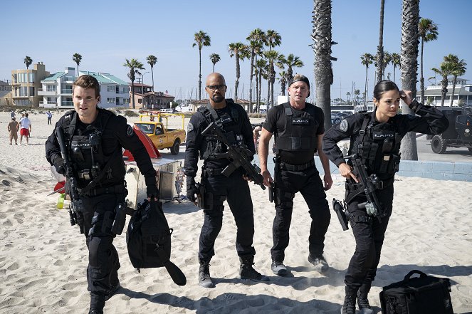 S.W.A.T. - Season 3 - Fire in the Sky - Photos - Alex Russell, Shemar Moore, Kenny Johnson, Lina Esco