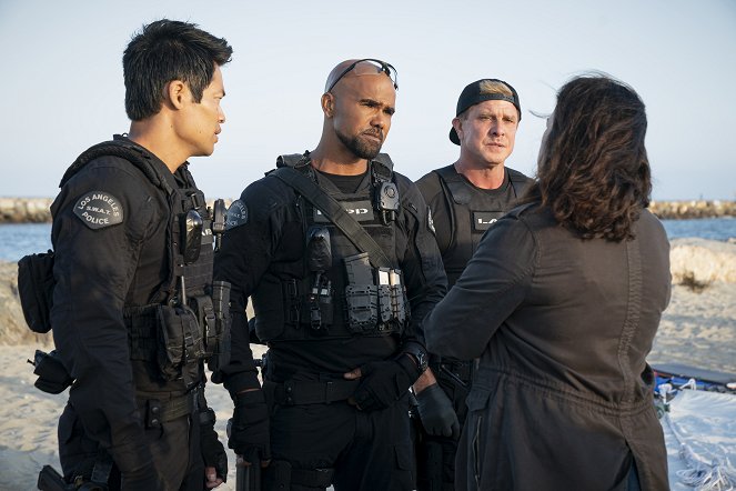 S.W.A.T. - Season 3 - Fire in the Sky - Photos - David Lim, Shemar Moore, Kenny Johnson