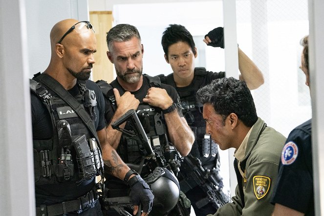 SWAT - Különleges egység - Season 3 - Konvoj az űrbe - Filmfotók - Shemar Moore, Jay Harrington, David Lim