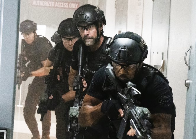 SWAT - Különleges egység - Season 3 - Konvoj az űrbe - Filmfotók - Alex Russell, Jay Harrington, Shemar Moore
