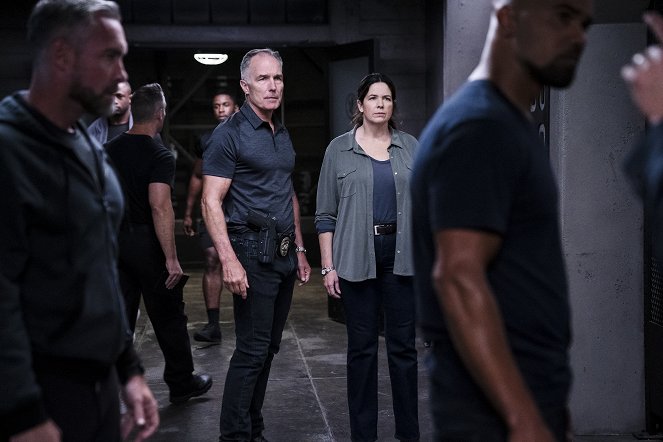 S.W.A.T. - Season 3 - Immunity - Photos - Patrick St. Esprit